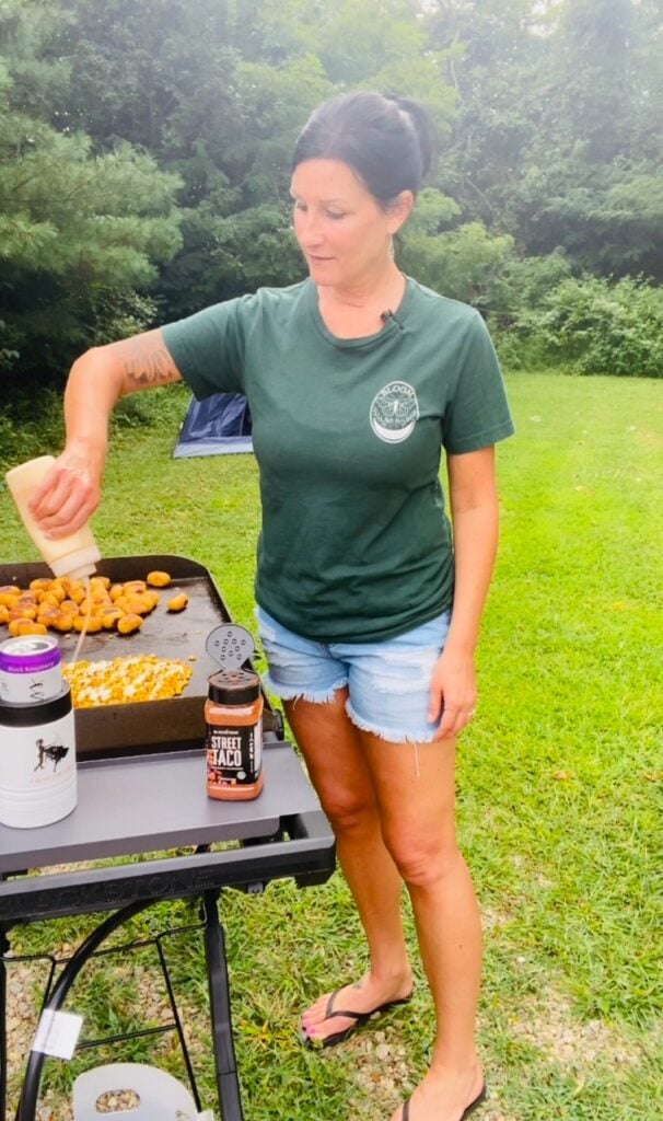 adding sauce to the corn